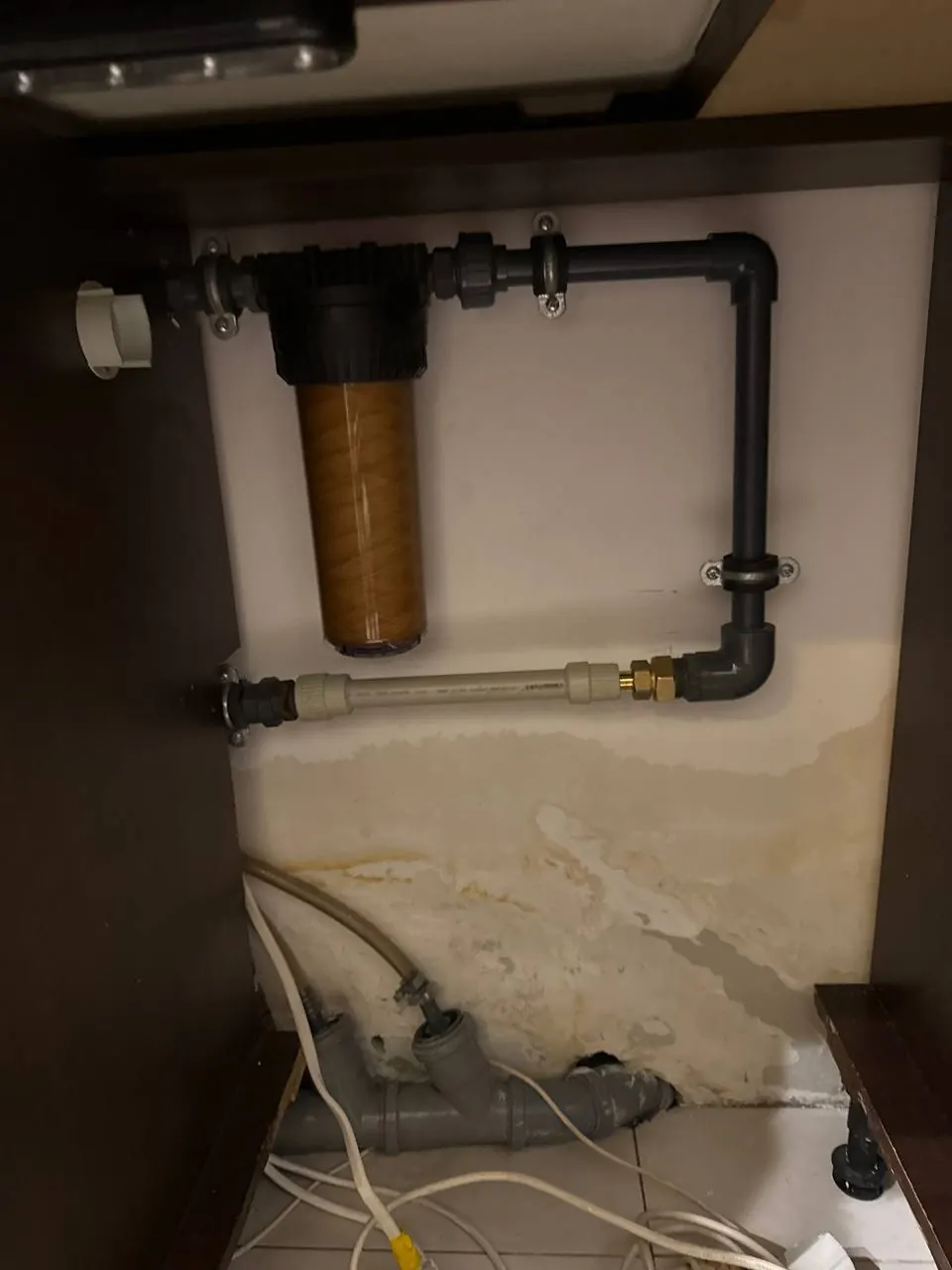 Filtr wody pod zlewem, ślady zacieku — DobryHydraulik Kraków