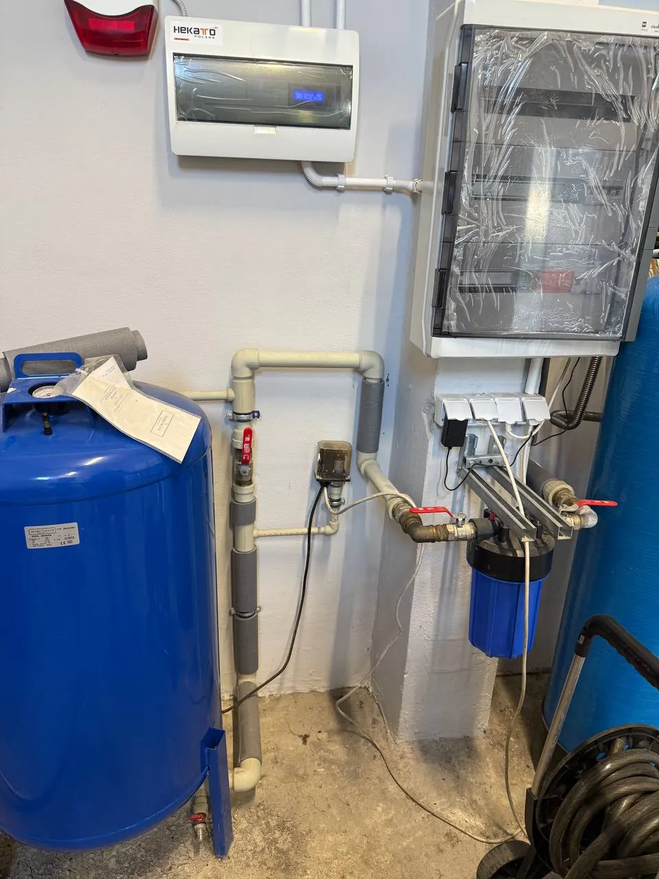 Sterownik hydroforu przy zbiorniku — DobryHydraulik Kraków