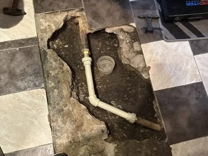 Rura kanalizacyjna w rozkutej posadzce — DobryHydraulik Kraków