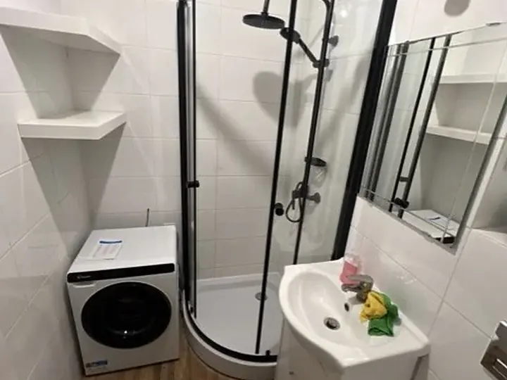 Mała łazienka z półokrągłą kabiną — DobryHydraulik Kraków