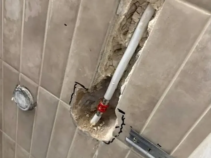 Pion kanalizacyjny odsłonięty w ścianie — DobryHydraulik Kraków