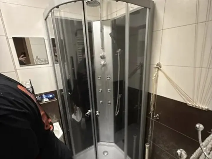 Bateria prysznicowa w kabinie narożnej — DobryHydraulik Kraków