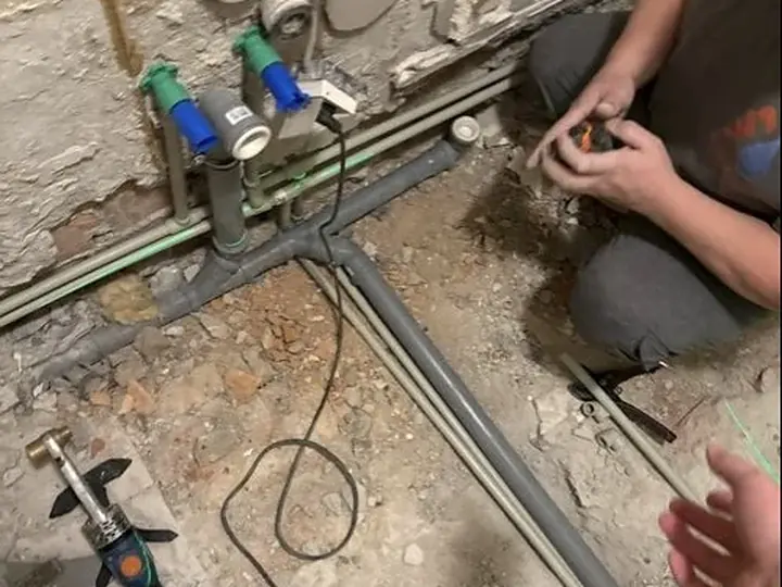 Przeróbka rur wodnych w bruździe podłogowej — DobryHydraulik Kraków