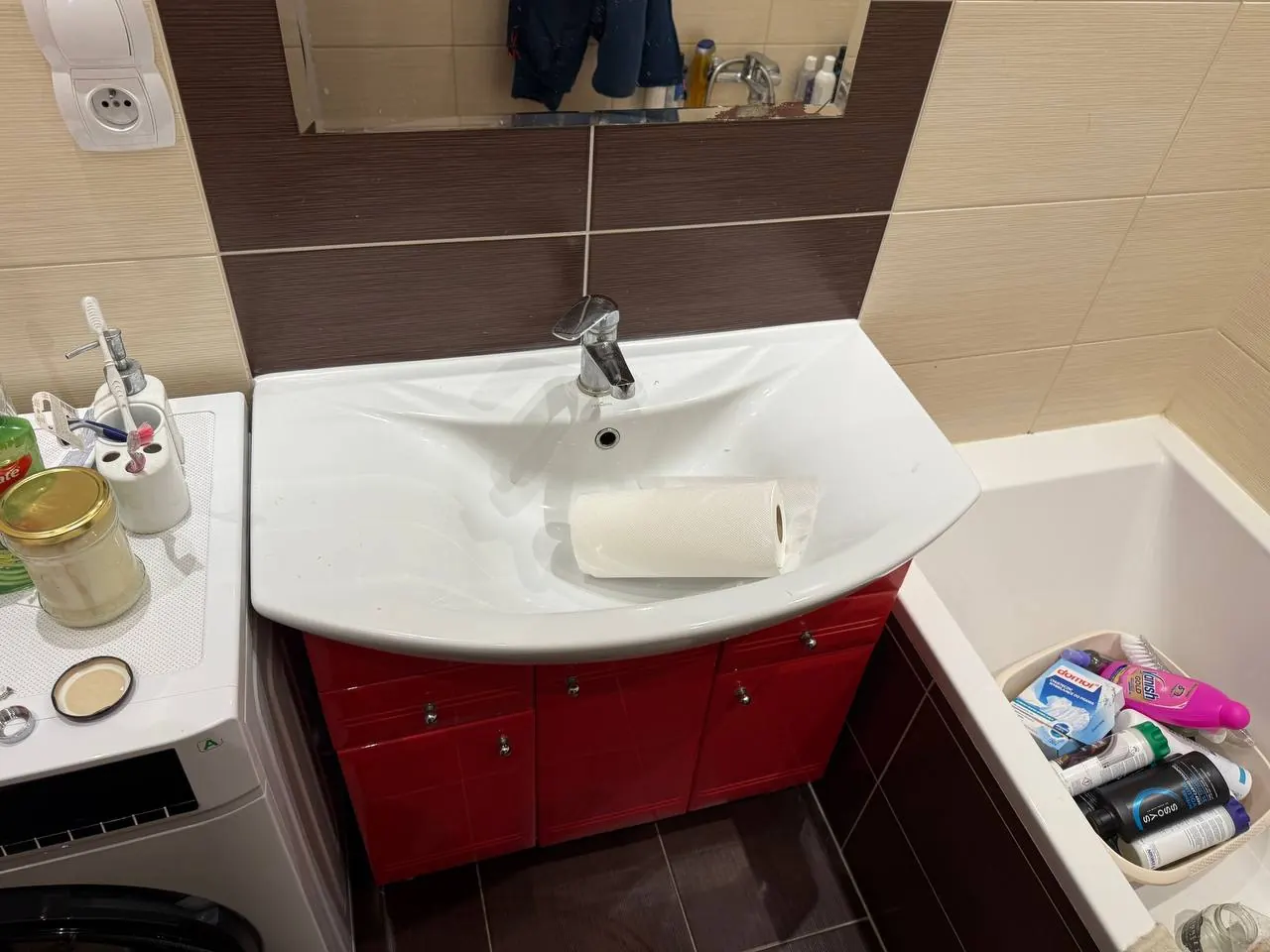 Umywalka z czerwoną szafką w łazience — DobryHydraulik Kraków