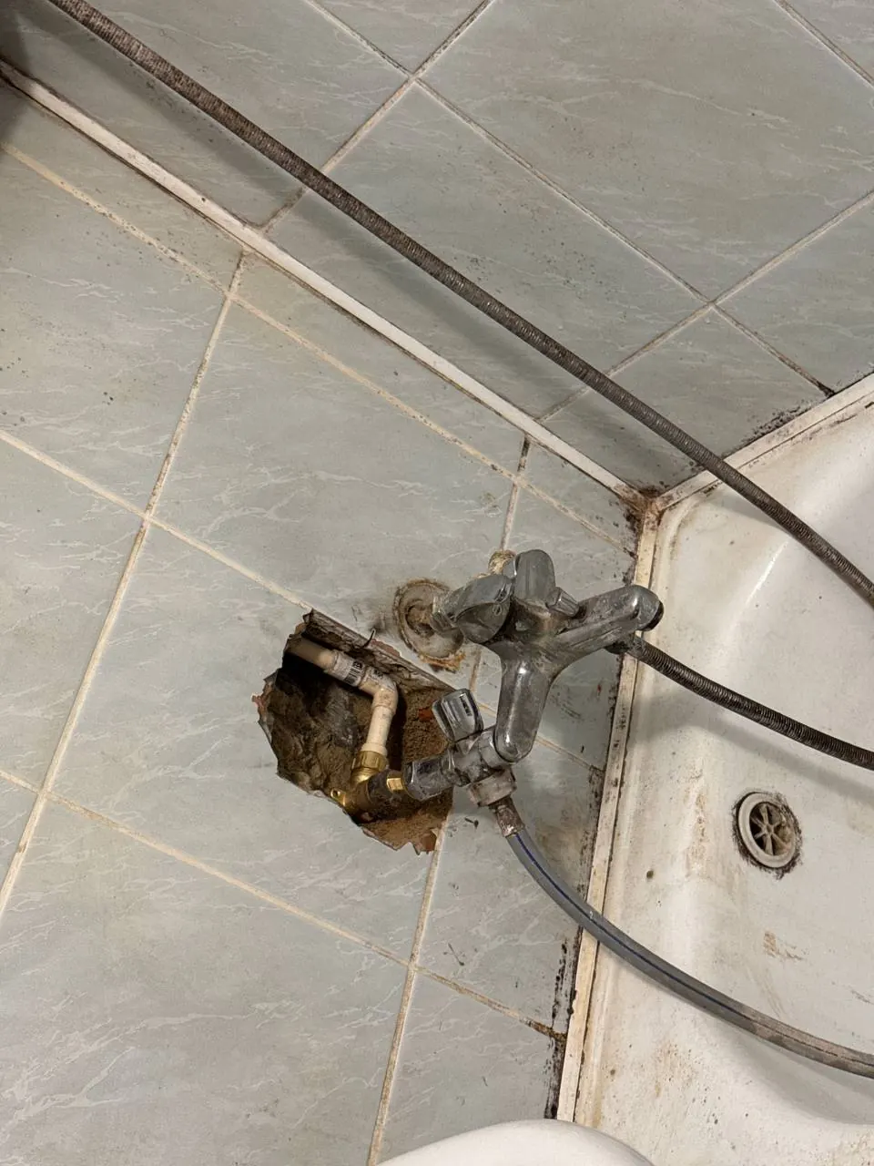 Uszkodzona rura z baterią przy wannie — DobryHydraulik Kraków