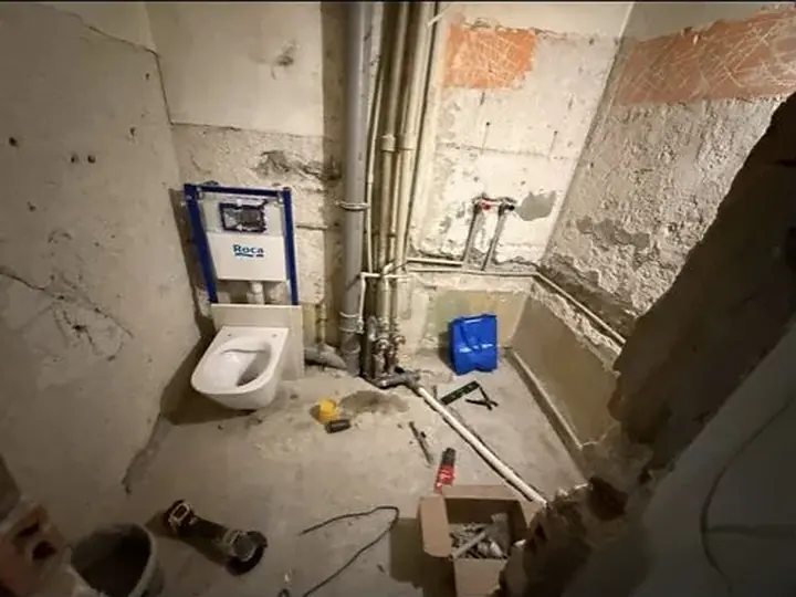 Stelaż i miska WC po rozkuciu ściany — DobryHydraulik Kraków