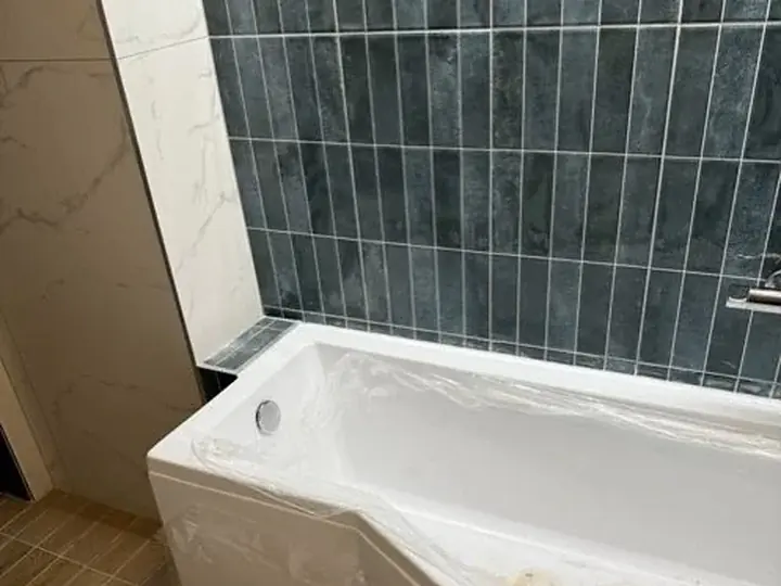 Nowa wanna przy granatowych płytkach — DobryHydraulik Kraków
