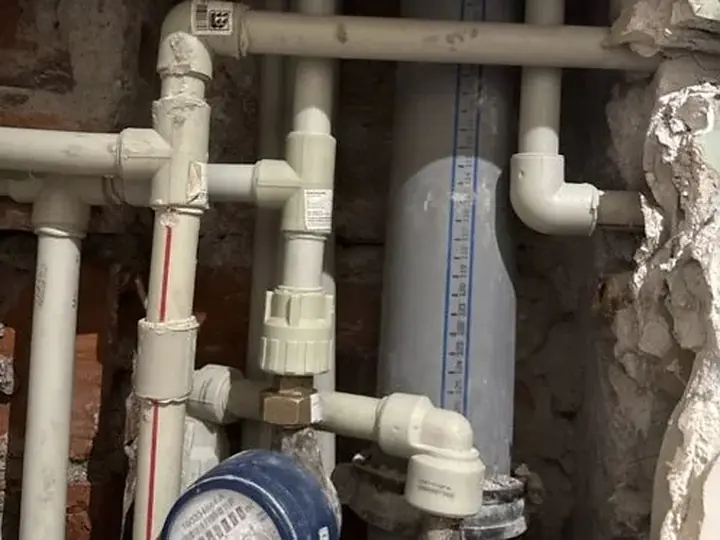 Wodomierz i stare rury PVC w ścianie — DobryHydraulik Kraków