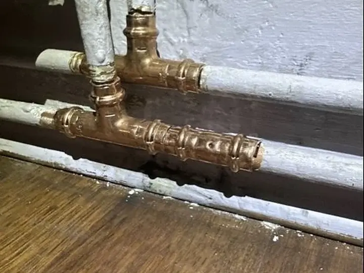 Zgrzewane trójniki miedziane na rurach — DobryHydraulik Kraków